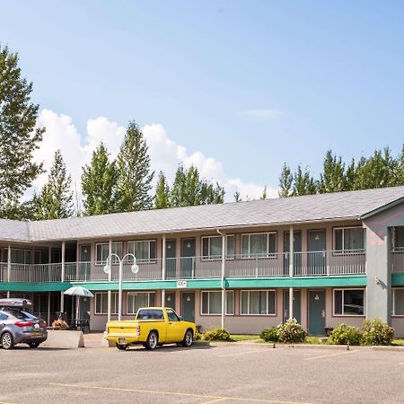 Отель Super 8 By Wyndham Quesnel Bc Экстерьер фото