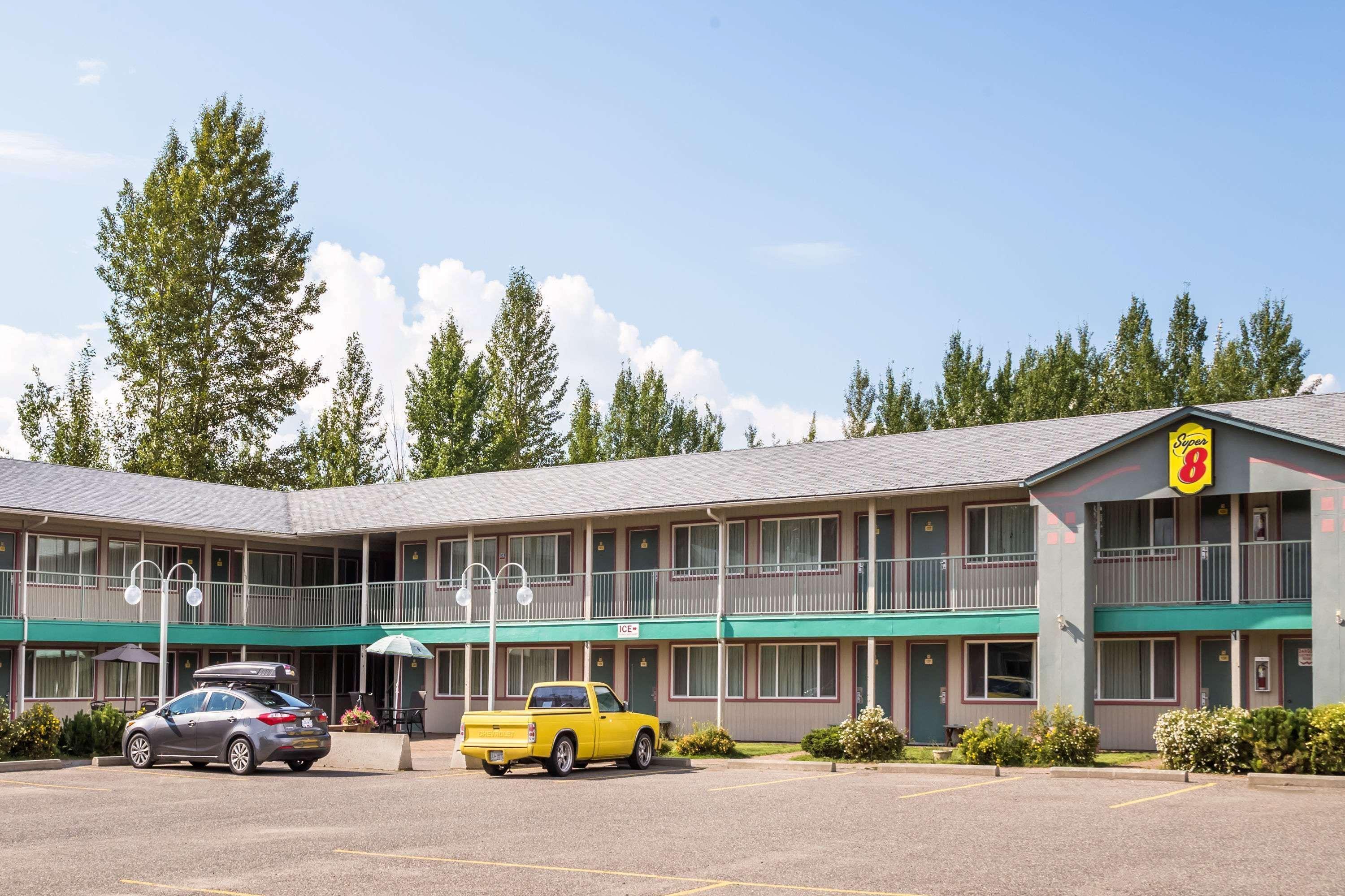 Отель Super 8 By Wyndham Quesnel Bc Экстерьер фото