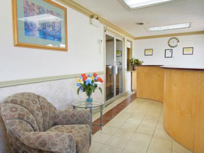 Отель Super 8 By Wyndham Quesnel Bc Интерьер фото